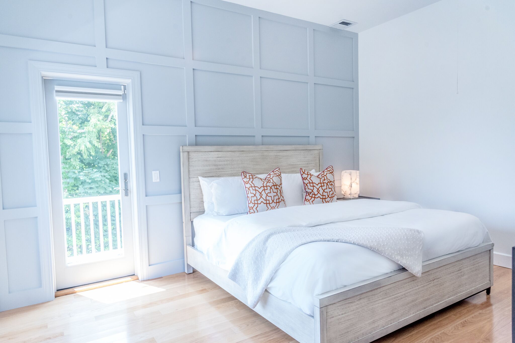 'Bay View Room' with King bed. Private access to large outdoor deck!